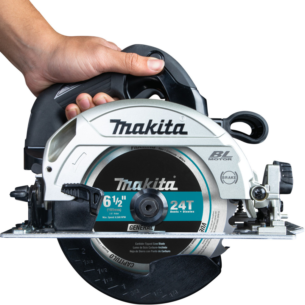 Makita XSH04ZB Left hand holding the saw handle